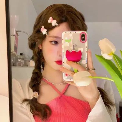 她的双眼背后